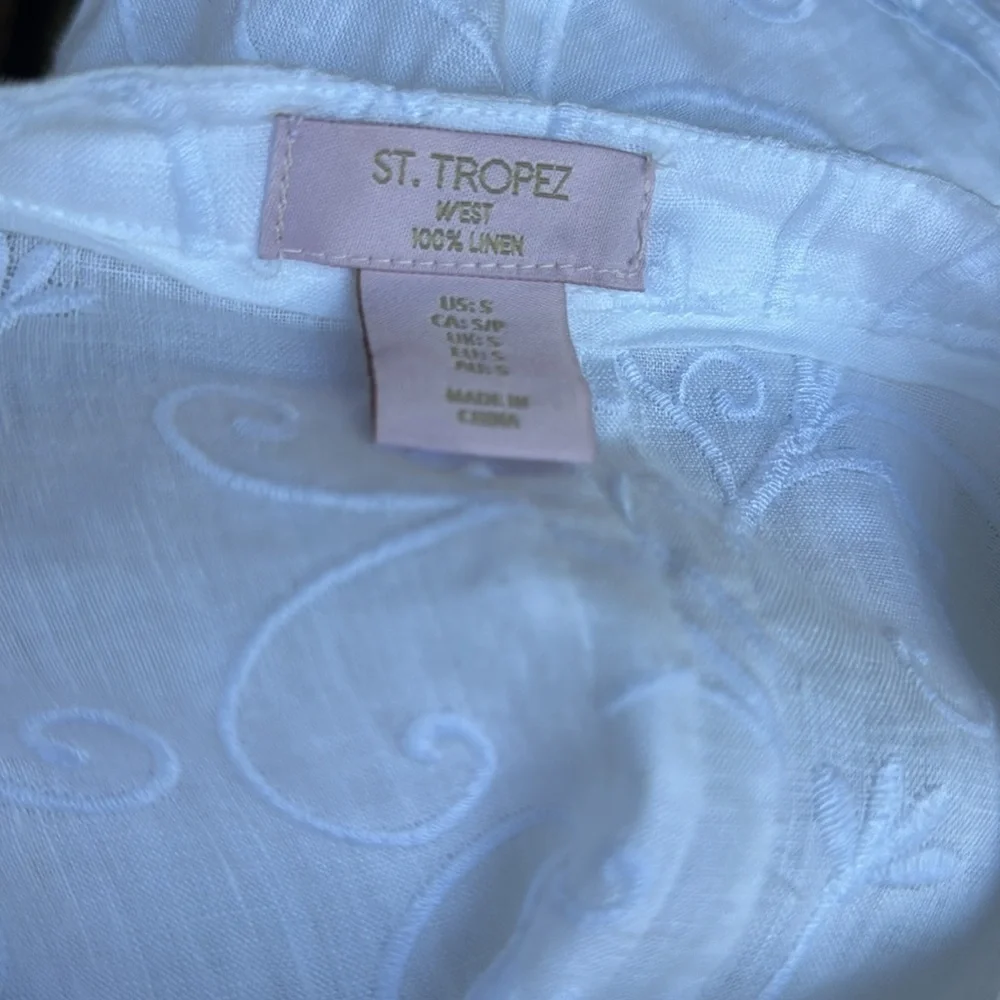 St. Tropez white linen embroider split neckline tuxedo pleated tunic. New. Small